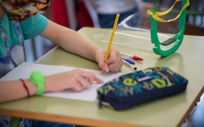 Un alumne en una aula, en una imatge d'arxiu/ Roger Benet